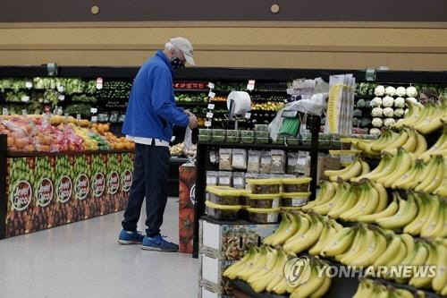 미국의 한 슈퍼마켓에서 물건을 고르는 고객 [AP=연합뉴스]